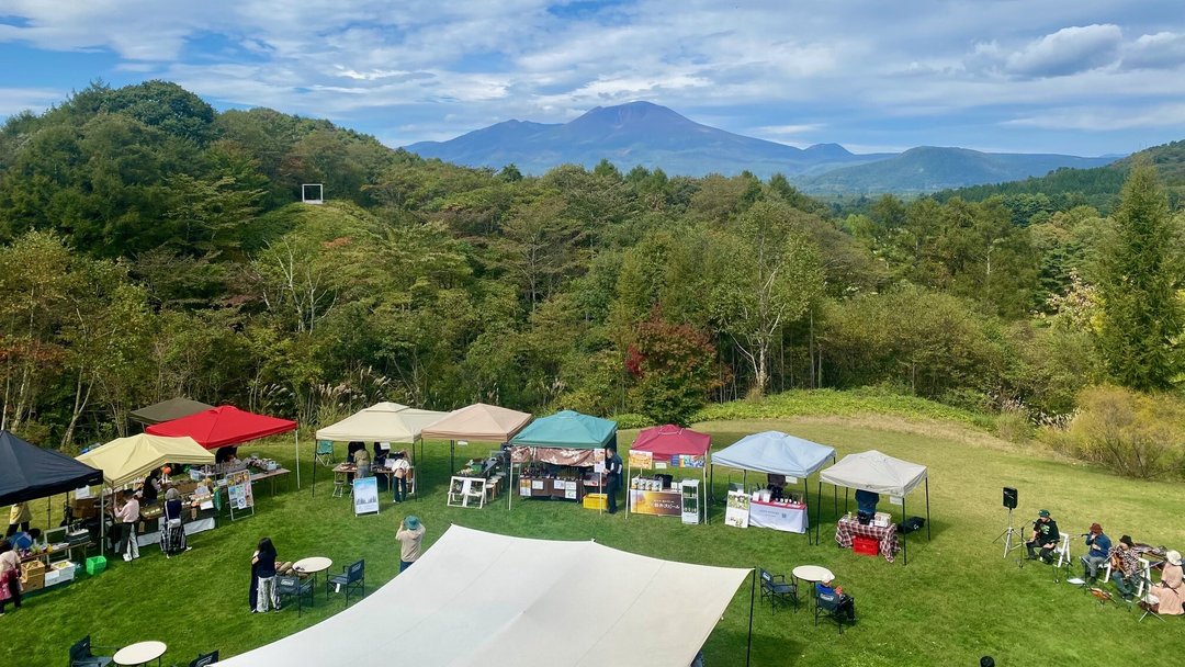 浅間山を望む絶景のなかでワインと音楽を楽しむガーデンマルシェ