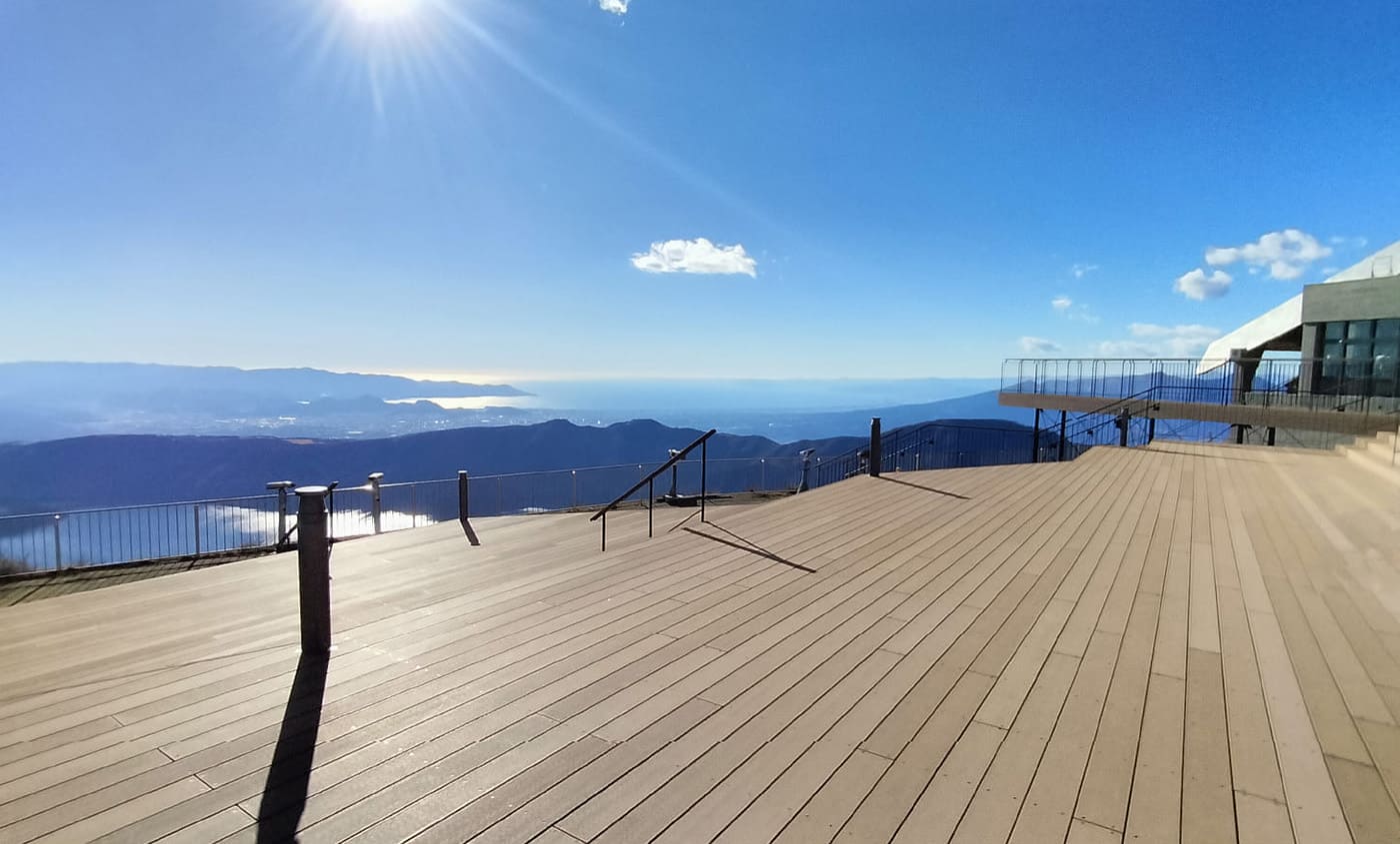 眼下に広がる芦ノ湖と箱根外輪山を一望する展望デッキ