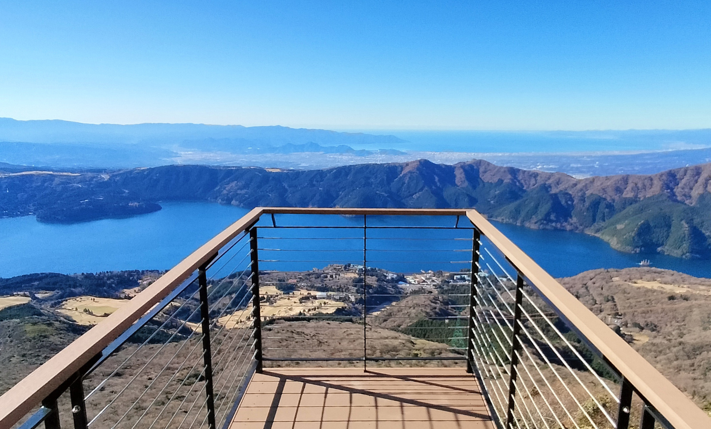 突き出しデッキでは浮遊感とともに絶景を味わえます