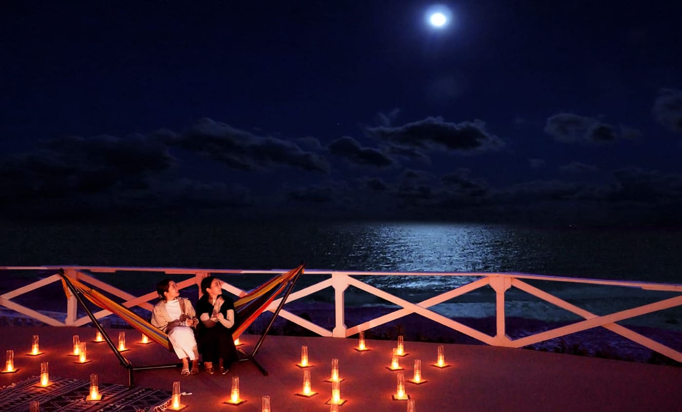 月明かりの夜、海面に現れる神秘的なムーンロード