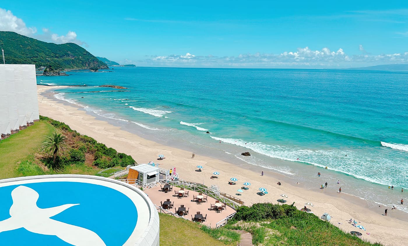 透き通る海と白い砂浜で過ごす休日は最高のご褒美