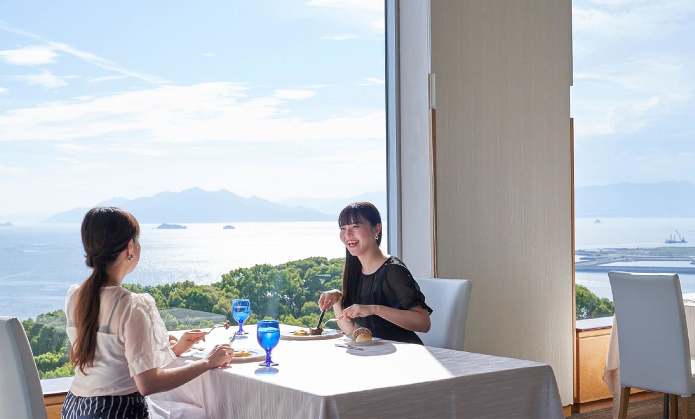 上層階のレストランでは、開放感のある空間でゆったりとお食事を