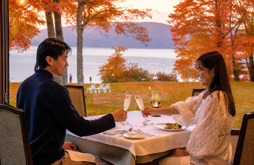 十和田湖秋フレンチと湖上に浮かぶ紅葉の特等席