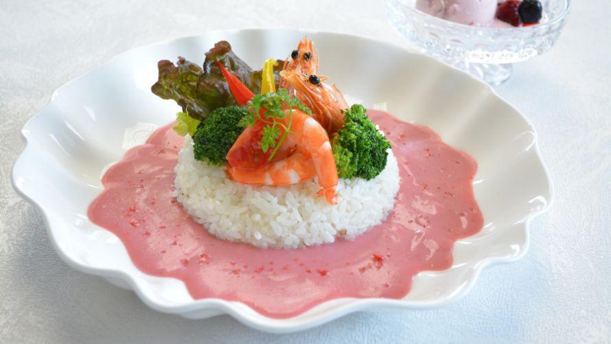 【春限定メニュー】驚きと華やかさの「ピンクカレー」＆「オリジナル桜カクテル」