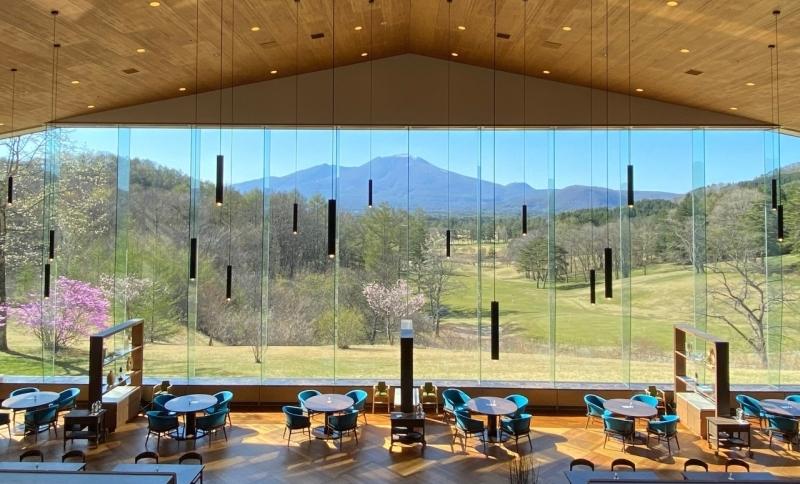 正面に雄大な浅間山を望む絶好のロケーション。2サム専用の軽井沢浅間ゴルフコースを併設し軽井沢72ゴルフに一番近いホテルです。