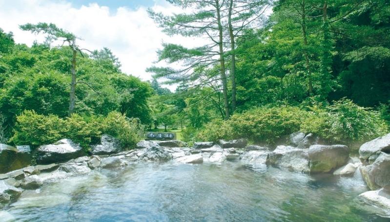[ゴルフ場からのアクセス：車で平常時15分] 日本庭園の露天風呂でのんびりとお過ごしいただけます。男女それぞれに内風呂、屋根付き露天風呂をご用意しております。