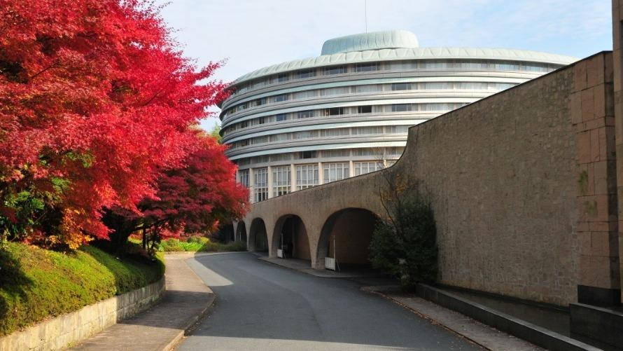 洛北、宝ヶ池の国立京都国際会館に隣接し、京都市営地下鉄国際会館駅から徒歩3分。 アクセスの良い場所にあり、ゆったりとした客室と四季折々に美しい日本庭園、数寄屋造りの茶寮など、京情緒をごゆっくりとお楽しみいただけるホテルです。