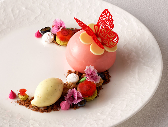 ～Happy moment～赤い虹に見立てた4種のベリーのムースケーキ 信州八ヶ岳高原のヨーグルトアイスクリームを添えて