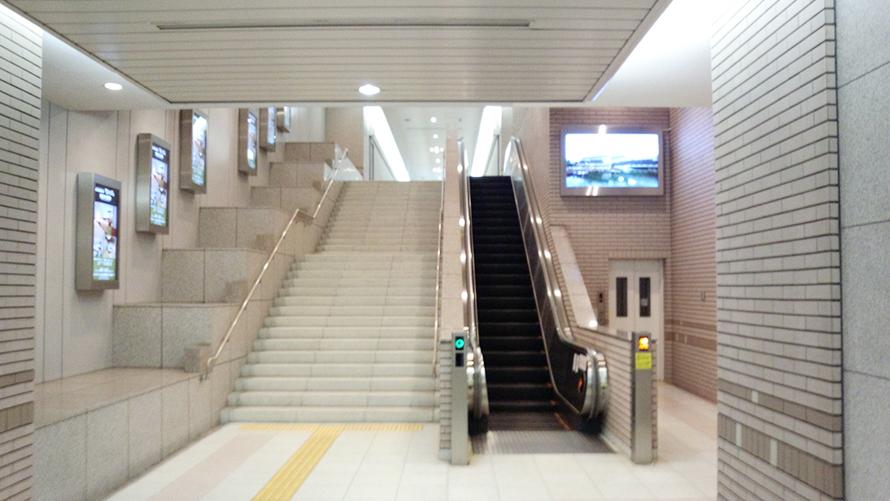 ③エスカレーターをお上がりください