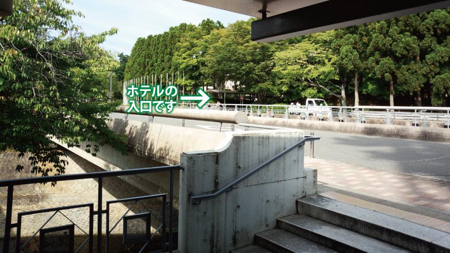 ⑥上がった右手がホテル入口です