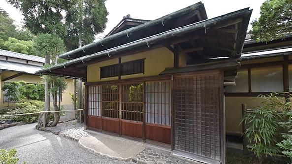 本館玄関（外観）