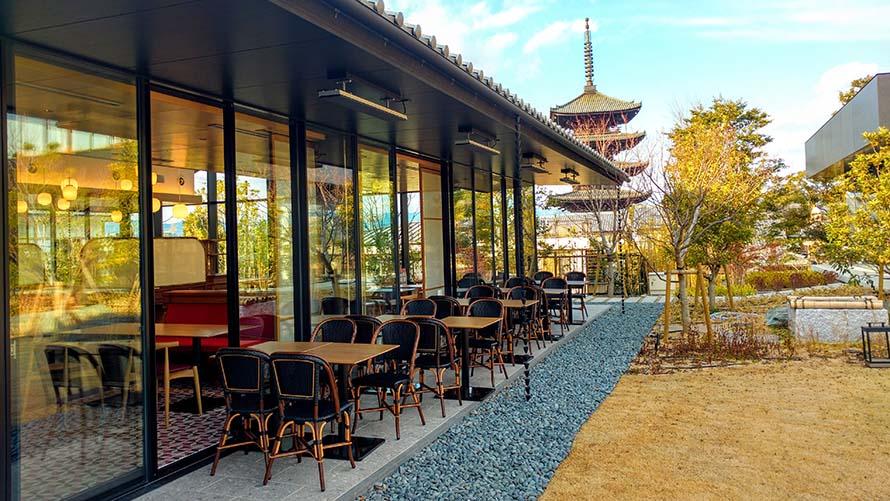 Benoit Kyotoの屋外にある席と、そこから見える法観寺・八坂の塔。