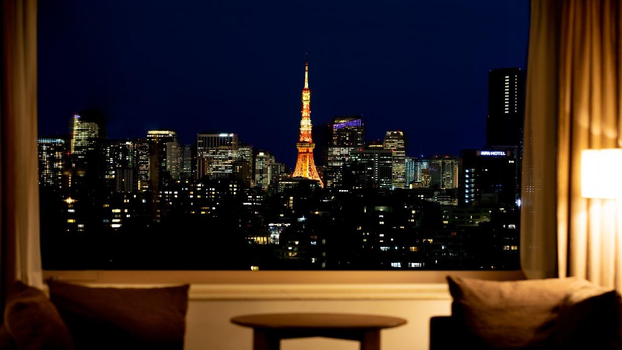 客室から眺める、ライトアップされた東京タワーの夜景。