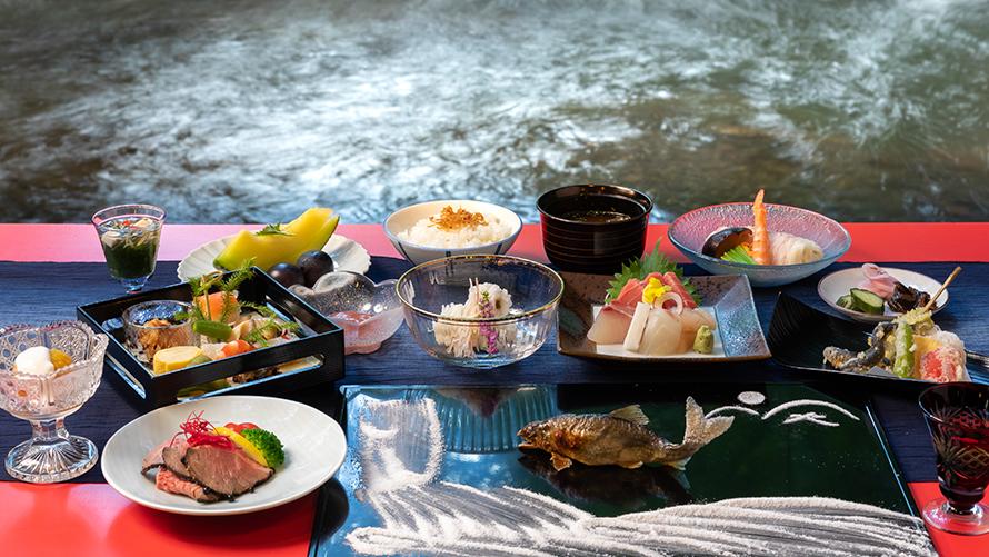 京の夏の風物詩「川床」体験、美食と涼景を堪能