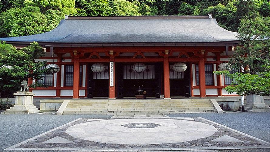 本殿とその前の金剛床