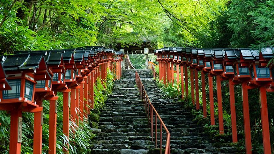 貴船神社参道　新緑の時期　昼のイメージ