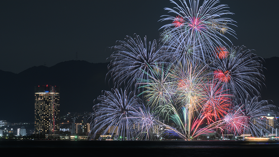 高層階レストランの絶景ブッフェと 湖上花火を楽しむ優雅なひととき（夕朝食付き）