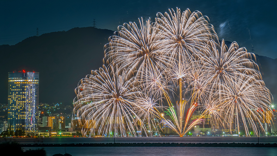 初夏のびわ湖を彩る絶景花火