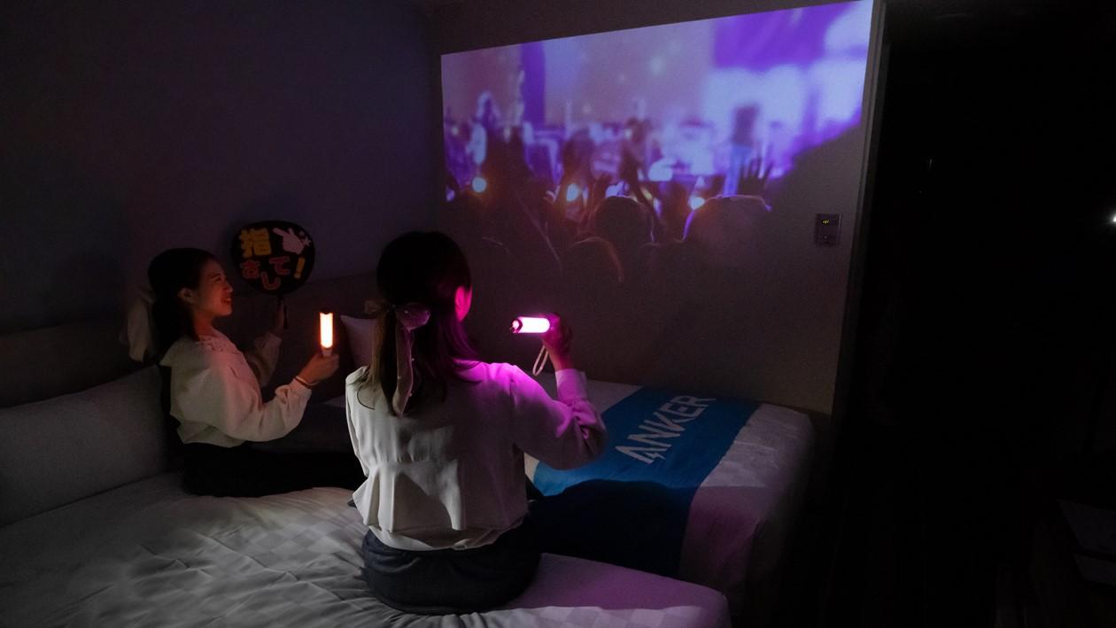 「Anker Room」で推し活を楽しむ女性ふたり