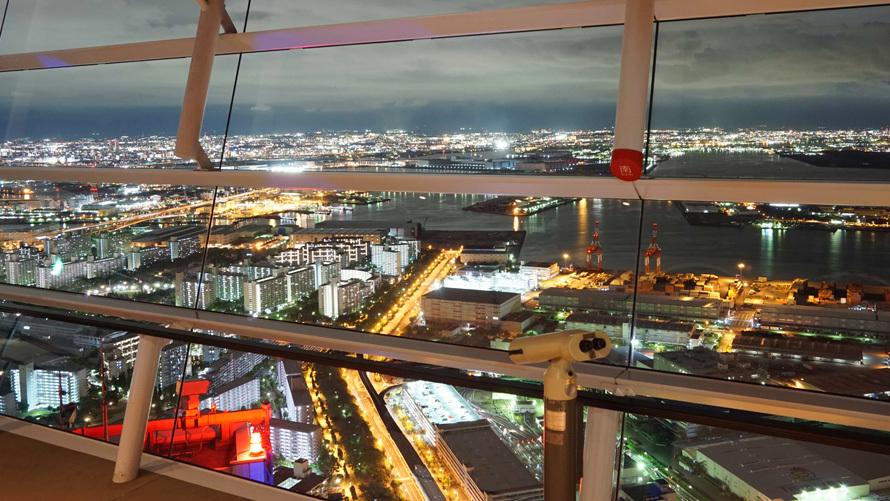 ホテルより徒歩約5分。夜景100選に登録されている「さきしまコスモタワー展望台」