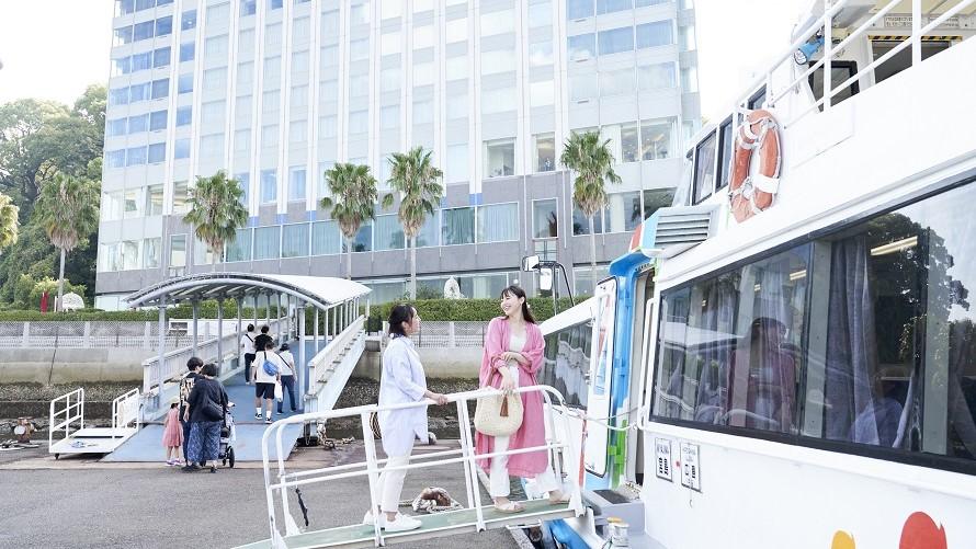 グランドプリンスホテル広島の前の桟橋よりお客様が高速船に乗船している