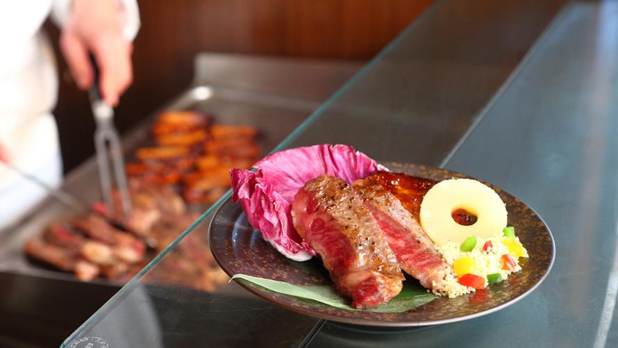 シェフがステーキを焼いている