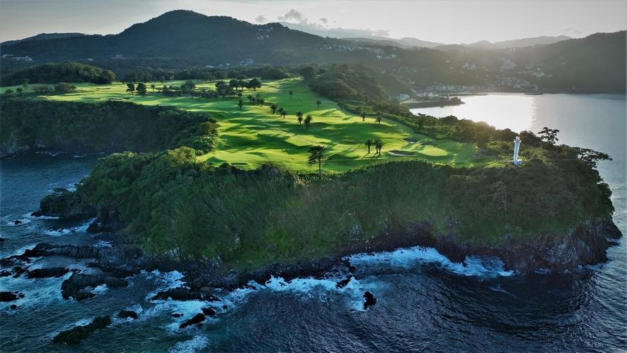 川奈ホテルゴルフコース　富士コース11番・12番ホールを上空から望む