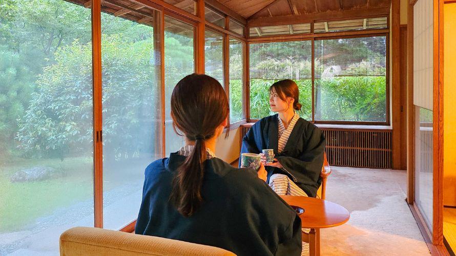 女性がお部屋の広縁で過ごす