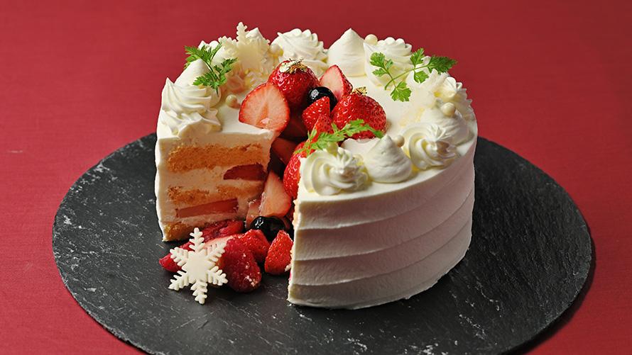カットすると、果実がこぼれ落ちる華やかな演出で、テーブルを一気にクリスマス仕様に彩ります。