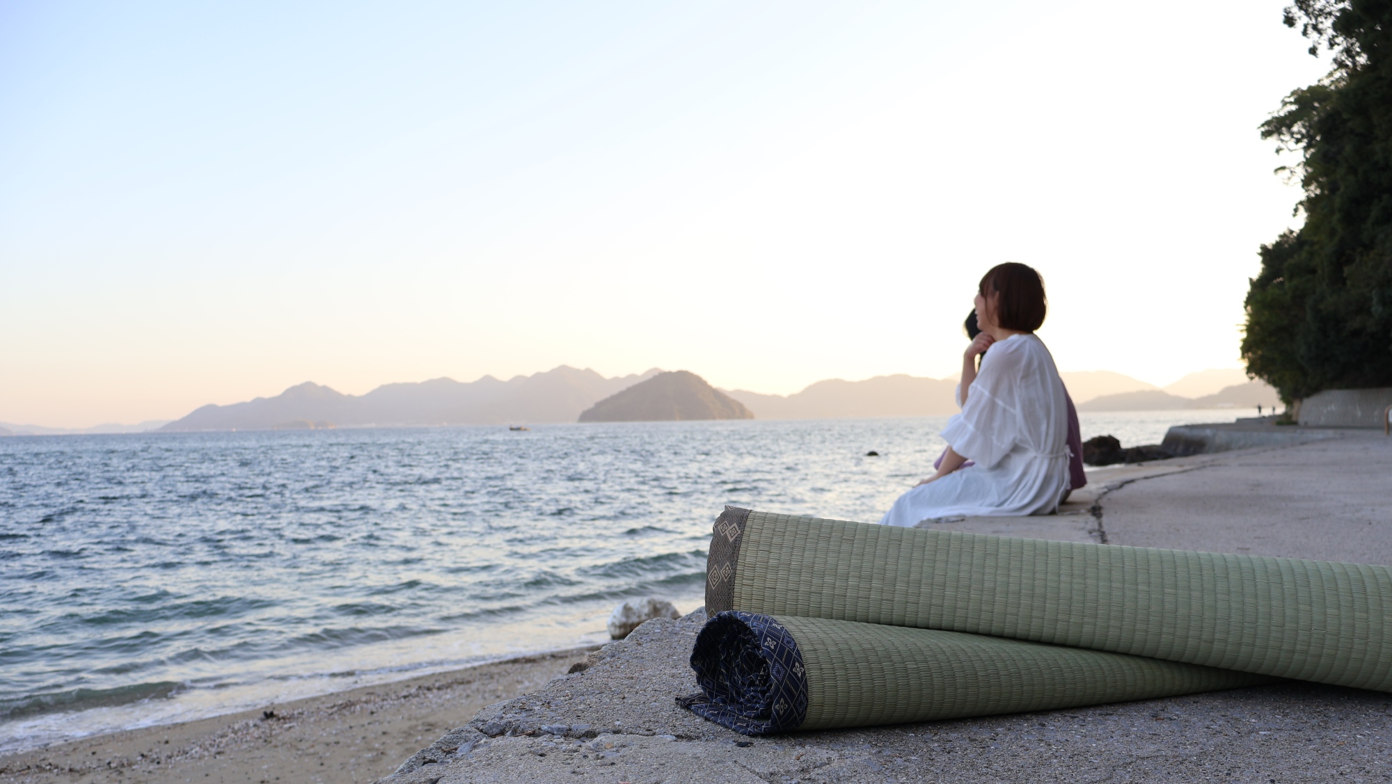 海辺に座る様子