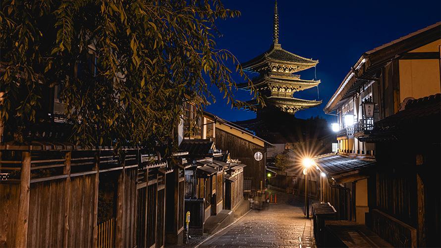 静かな夜の京都の街並みに浮かび上がる法観寺・八坂の塔。