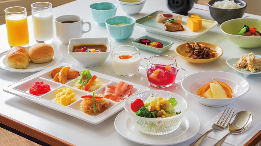 朝食は地元食材を取り入れた和洋ブッフェで1日の活力を