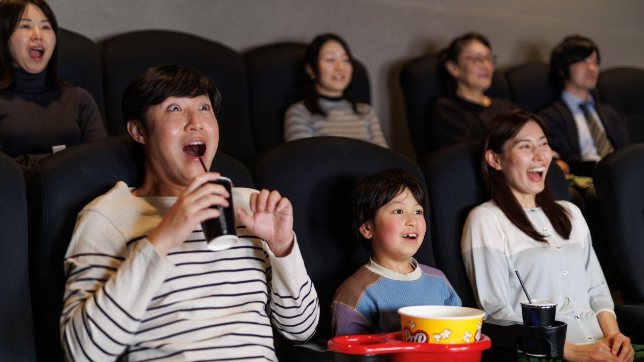 T・ジョイPRINCE品川でポップコーンを食べながら映画を楽しむ家族