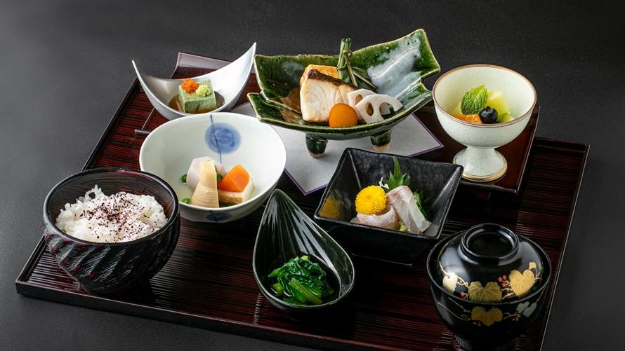 【陰膳】
