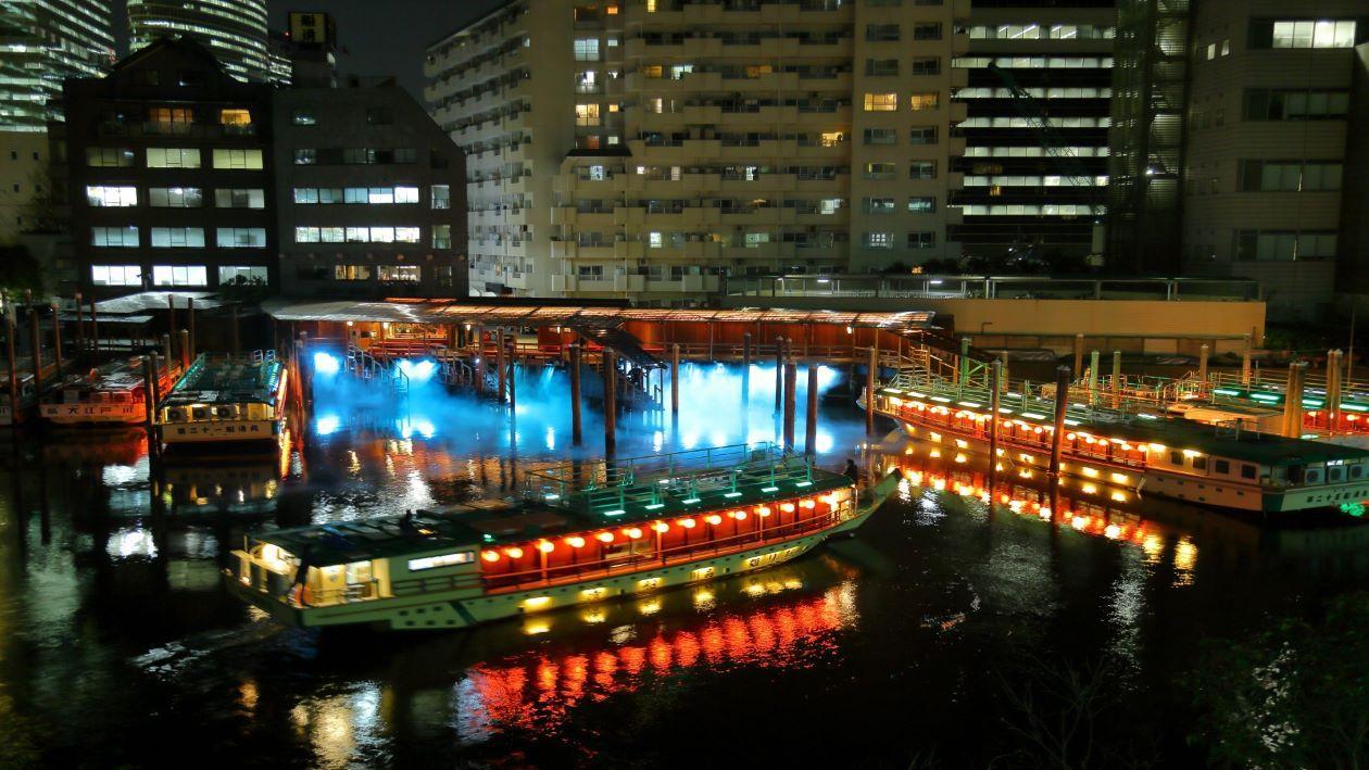 水辺に浮かぶ屋形船