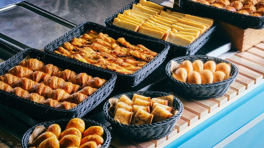 朝食ブッフェでご提供するパン各種