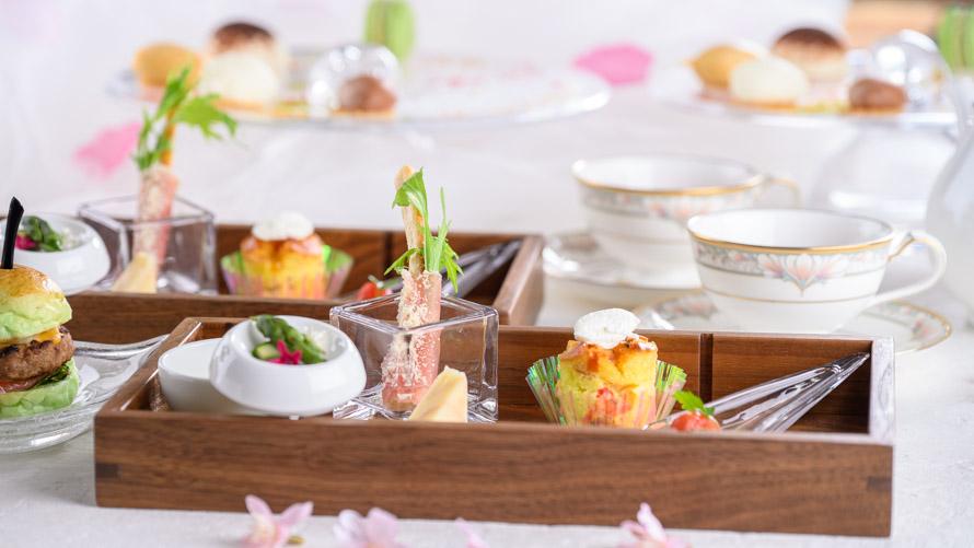 【セイボリー】ミニ新富良野PHバーガー、彩野菜のケークサレ、生ハムグリッシーニ、アスパラガスムース