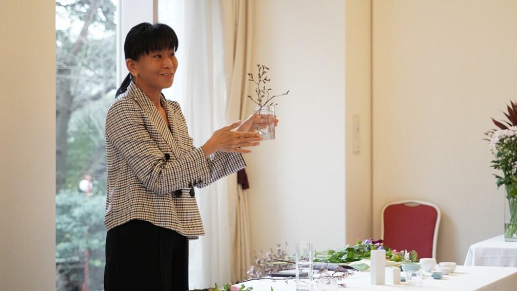 国内外で活躍する花道家、州村衛香、州村有加による生け花のデモンストレーション。
