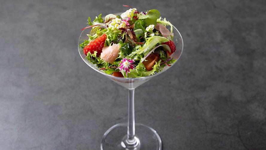 【料理長おすすめ】あまおうと生ハムのカプレーゼ仕立て ミントと蜂蜜の香りイメージ