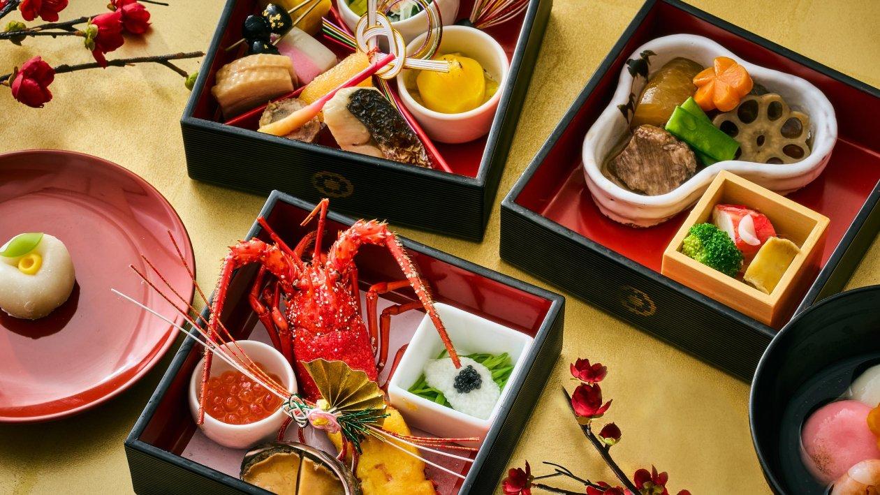 高輪のお正月ご宿泊プラン【 扇 】のメインイメージ画像、おせち料理。