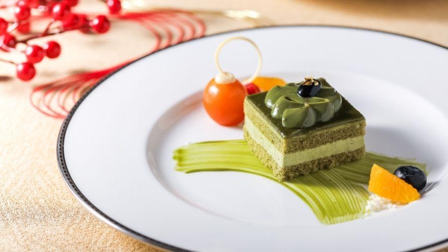 宇治抹茶のケーキ フルーツ添え