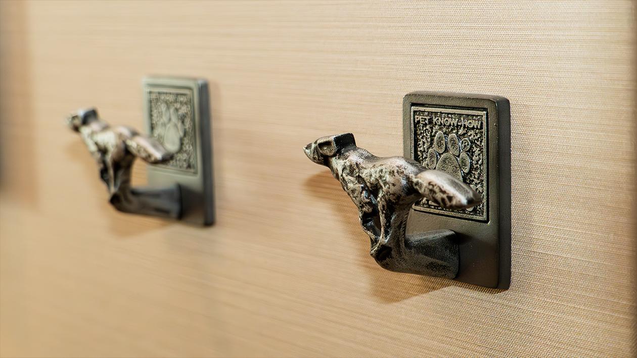 ドッグフレンドリールーム内にある、犬の形をしたリードフックが二つ並んでいる。
