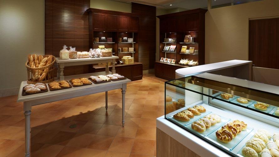 ブーランジュリー店舗画像　30種類以上のケーキや焼き菓子など、おみやげに最適なベーカリーショップ。