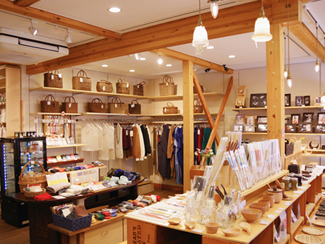 大坂屋家具店 下の店_内観
