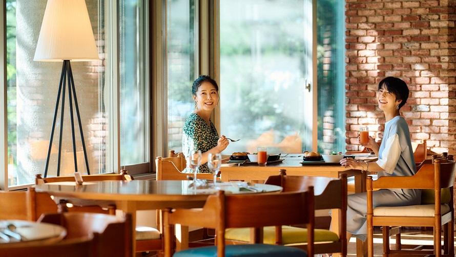 スパでくつろぎの時間を過ごす女性二人
