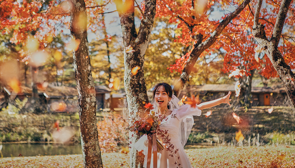 軽井沢の広大な森と鮮やかな紅葉に包まれる 映画のようなロケーションフォトを