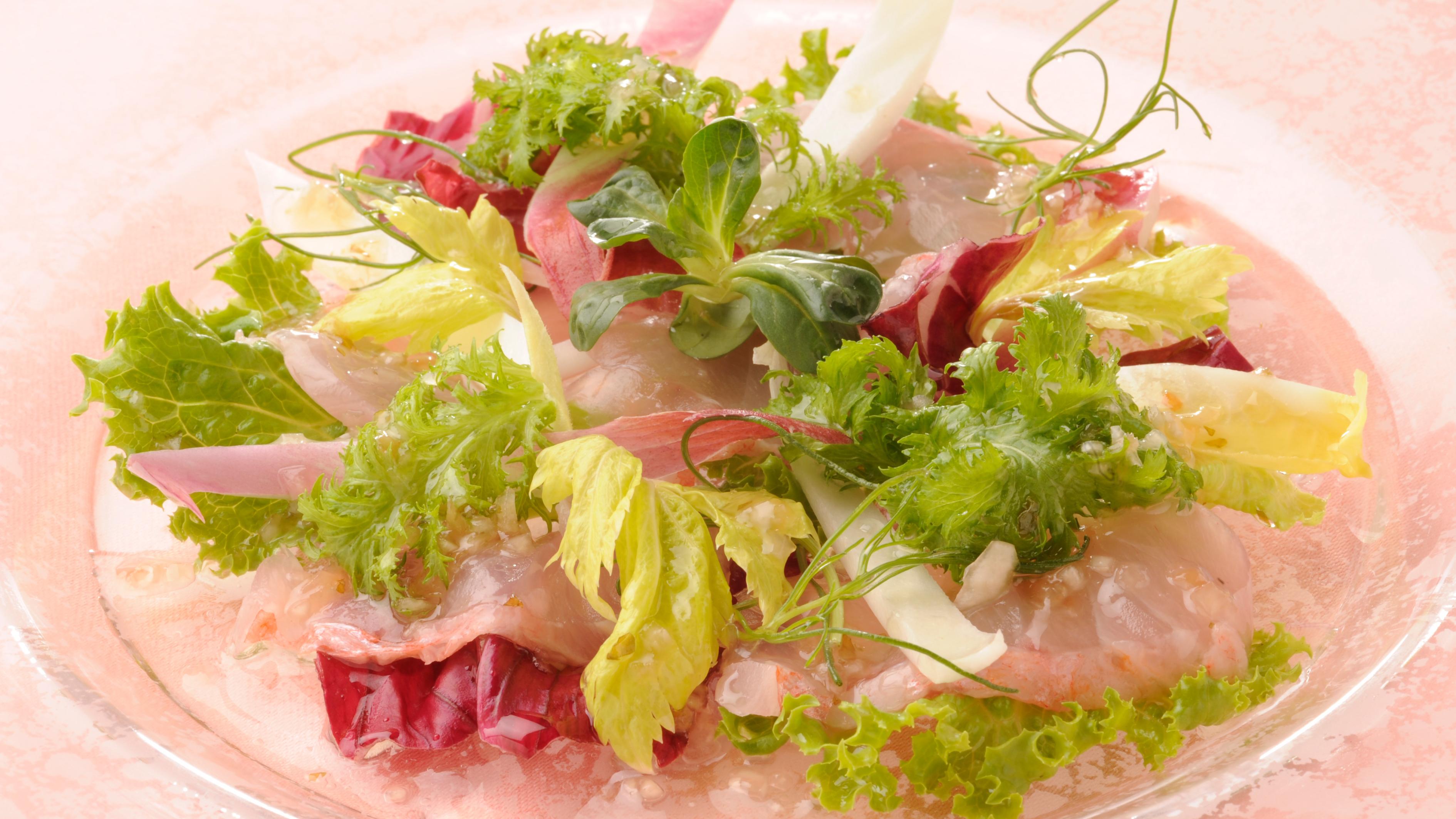 鮮魚の薄切りサラダ仕立て
