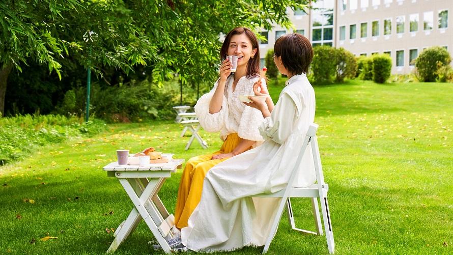 湖を眺めながら優雅な朝食
