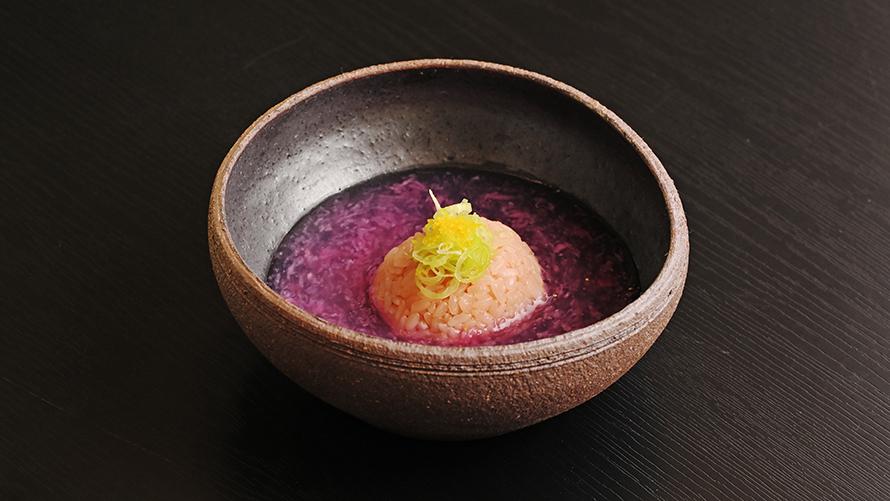赤蕪餡のやわらかな味わいで楽しむ、彩り豊かな赤飯。