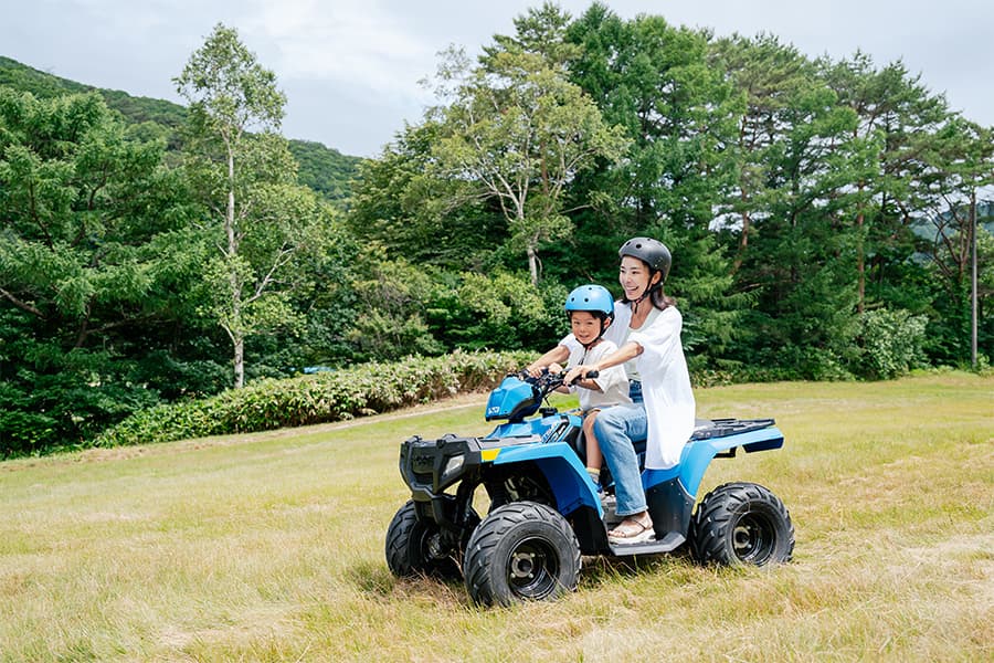【苗場プリンスホテル敷地内】ワイルドバギー｜でこぼこ道を親子で進む爽快ドライブ！